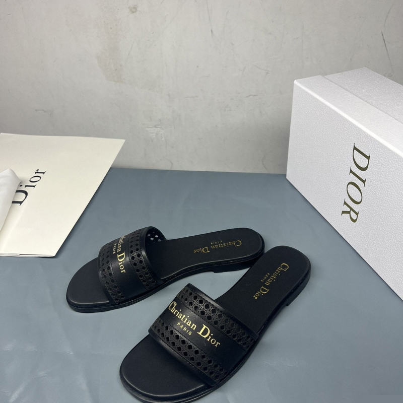 Ce**e slippers